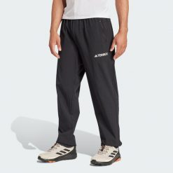 Spodnie Multi Essentials Stretch. Czarne spodnie sportowe męskie Adidas, na lato, uniwersalny, bez wzorów, z materiału, trekkingowe. Za 259.00 zł.