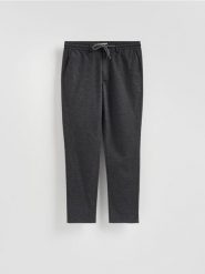 Spodnie carrot z wiązaniem - czarny. Czarne spodnie materiałowe męskie Reserved, l, bez wzorów, z tkaniny. Za 149.99 zł.