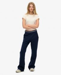 Superdry Damskie spodnie jogger flare niska talia Athletic Essentials. Niebieskie spodnie materiałowe damskie Superdry., bez wzorów, z bawełny. Za 322.70 zł.