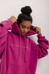 Bluza z kapturem oraz HAFTEM w kolorze MAGENTA VIOLET - GARSON skin peach. Pomarańczowe bluzy damskie Marsala, bez wzorów, z bawełny, z kapturem. Za 329.90 zł.