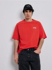 T-shirt relaxed z nadrukiem - intenstywna czerwień. Czerwone t-shirty męskie Reserved, l, bez wzorów, z bawełny, bez kołnierzyka. Za 69.99 zł.