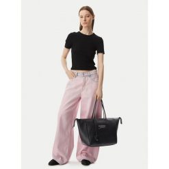 Torebka Tommy Jeans. Czarne torebki do ręki damskie Tommy Jeans, bez wzorów, z jeansu, bez dodatków. Za 529.99 zł.