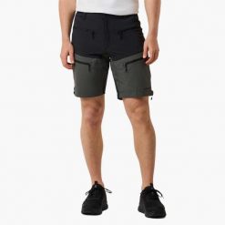 Szorty turystyczne męskie Swedemount Lofoten Stretch Shorts szybkoschnące. Czarne krótkie spodenki sportowe męskie SWEDEMOUNT, m, bez wzorów, z tkaniny, trekkingowe. W wyprzedaży za 245.00 zł.