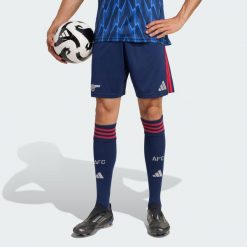 Wyjazdowe szorty Arsenal 25/26. Niebieskie krótkie spodenki sportowe męskie Adidas, bez wzorów, do piłki nożnej. Za 199.00 zł.