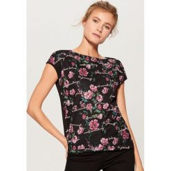 Koszulka z nadrukiem - Czarny. Czarne t-shirty damskie Mohito, z nadrukiem. Za 59.99 zł.