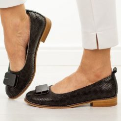 Czarne skórzane półbuty damskie Cambell 19456. Czarne półbuty damskie Cambell, na lato, z aplikacjami, z jeansu, eleganckie, z okrągłym noskiem, bez obcasa, na obcasie, bez zapięcia. W wyprzedaży za 201.52 zł.