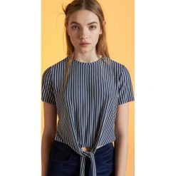 Krótka bluzka z wiązaniem - Biały. Bluzki damskie Cropp. Za 29.99 zł.