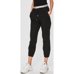 Guess Jeans - Spodnie. Czarne jeansy damskie Guess Jeans. Za 549.90 zł.