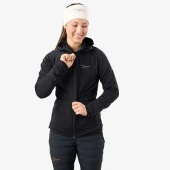 Kurtka Narciarska Narciarstwo biegowe Kobieta Nordic Wiatroszczelny. Czarne kurtki snowboardowe damskie SWEDEMOUNT, m, bez wzorów, z materiału, z kapturem, na fitness i siłownię. Za 279.99 zł.