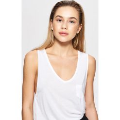 Koszulka z kieszenią - Biały. Bluzki damskie Cropp. W wyprzedaży za 29.99 zł.