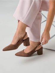 Czółenka na obcasie z odkrytą piętą i wkładką z domieszką skóry - brązowy. Brązowe czółenka damskie Sinsay, bez wzorów, ze skóry, bez obcasa, na obcasie, bez zapięcia. Za 69.99 zł.