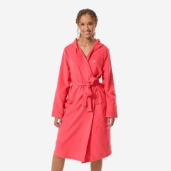 Szlafrok na basen damski Decathlon Compact z mikrofibry. Czerwone szlafroki damskie Decathlon, m, bez wzorów, z materiału, bez ramiączek, z kapturem. Za 79.99 zł.