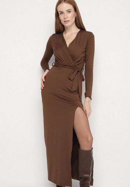 Brązowa Sukienka Kopertowa z Wiskozą Zdobiona Rozcięciem i Wiązanym Paskiem Teslea. Brązowe sukienki damskie Born2be, na co dzień, l, z aplikacjami, z wiskozy, eleganckie, bez kołnierzyka, bez ramiączek, maxi, kopertowe. Za 159.99 zł.