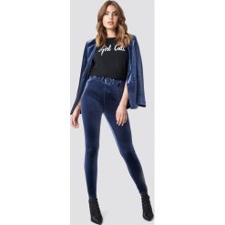Galore x NA-KD Aksamitne spodnie z wysokim stanem - Blue. Spodnie materiałowe damskie marki Galore x NA-KD. W wyprzedaży za 80.97 zł.