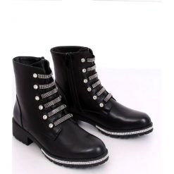 Botki militarne czarne CH1818-1 Black. Czarne botki damskie ButyModne, bez obcasa, bez zapięcia. W wyprzedaży za 109.00 zł.