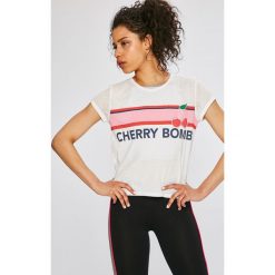 Only - Top Emma. Szare topy damskie Only, z nadrukiem, z bawełny, z okrągłym kołnierzem, z krótkim rękawem. W wyprzedaży za 39.90 zł.