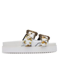 Klapki Versace Jeans Couture. Białe klapki damskie Versace Jeans Couture, bez wzorów, z jeansu, bez obcasa. Za 519.99 zł.