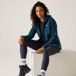 Bluza damska z kapturem Elinn. Niebieskie bluzy sportowe damskie Regatta, bez wzorów, z polaru, z kapturem, trekkingowe. W wyprzedaży za 200.80 zł.
