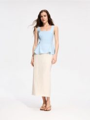 Bluzka z modalem - jasnoniebieski. Niebieskie bluzki damskie Reserved, l, bez wzorów, z tkaniny, bez kołnierzyka, bez ramiączek. Za 109.99 zł.