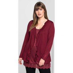Koszulka w kolorze czerwonym. Czerwone t-shirty damskie Sheego, w koronkowe wzory, z koronki, z okrągłym kołnierzem, z długim rękawem. W wyprzedaży za 65.95 zł.