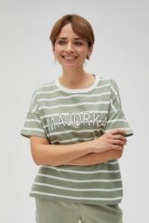 Bluza w paski z napisem oliwkowa. Zielone bluzy damskie MOODO, l, bez wzorów, z bawełny, bez kaptura. W wyprzedaży za 49.99 zł.