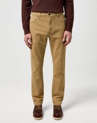 MESKIE SPODNIE WRANGLER LARSTON TIGERS EYE 112371642. Spodnie materiałowe męskie Wrangler, l, bez wzorów, z materiału. Za 219.99 zł.