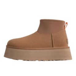 Buty do chodzenia dla dorosłych UGG Classic Mini Dipper Boot Chestnut. Brązowe obuwie sportowe damskie UGG, bez wzorów, z materiału, narciarskie. Za 690.99 zł.