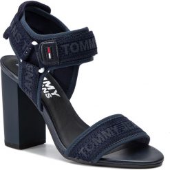 Sandały TOMMY JEANS - Mesh Webbing Heeled Sandal EN0EN00450 Midnight 403. Niebieskie klapki damskie Tommy Jeans, bez wzorów, z jeansu, bez obcasa, na obcasie. W wyprzedaży za 299.00 zł.