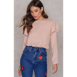 NA-KD Boho Bluzka z falbanką na ramionach - Pink. Bluzki damskie marki NA-KD Boho. Za 161.95 zł.