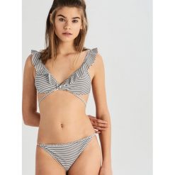 Dwuczęściowy strój kąpielowy w paski - Biały. Białe bikini damskie marki Sinsay, w paski. Za 49.99 zł.