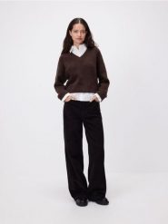 Sweter z koszulową wstawką - ciemnobrązowy. Brązowe swetry damskie Reserved, l, bez wzorów, z dzianiny, bez kołnierzyka, bez ramiączek, bez kaptura. Za 139.99 zł.