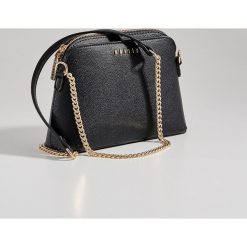 Torebka na ramię z łańcuszkiem - Czarny. Torby na ramię damskie marki Mohito. Za 79.99 zł.