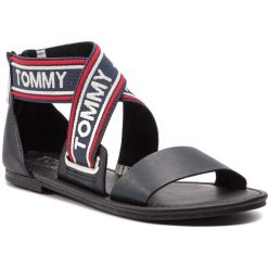 Sandały TOMMY JEANS - Pop Webbing Flat Sandal EN0EN00437 Midnight 403. Klapki damskie marki Tommy Jeans. Za 359.00 zł.