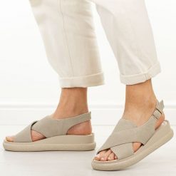 Beżowe skórzane sandały damskie T.Sokolski 493. Brązowe sandały damskie Sokolski, bez wzorów, z jeansu, bez obcasa, na platformie, bez zapięcia. W wyprzedaży za 201.52 zł.