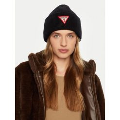 Czapka Guess. Czarne czapki i kapelusze damskie Guess, na zimę, z aplikacjami. Za 209.99 zł.