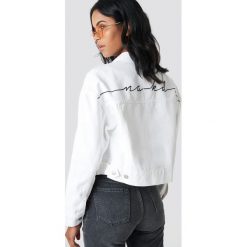 NA-KD Trend Kurtka jeansowa z nadrukiem NA-KD - White,Offwhite. Białe kurtki damskie NA-KD Trend, z nadrukiem, z denimu. Za 323.95 zł.