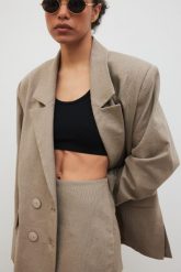 Marynarka z marszczeniem w kolorze CAPUCCINO - ROCHELLE-M/L. Białe żakiety damskie Marsala, l, bez wzorów, z bawełny, eleganckie. Za 599.90 zł.