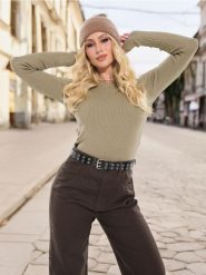 Sweter slim fit - zielony. Zielone swetry damskie Sinsay, l, bez wzorów, z materiału, bez kołnierzyka, bez ramiączek, długie, bez kaptura. W wyprzedaży za 15.99 zł.