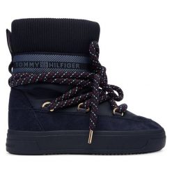 Śniegowce Tommy Hilfiger. Niebieskie śniegowce i trapery damskie Tommy Hilfiger. Za 559.99 zł.