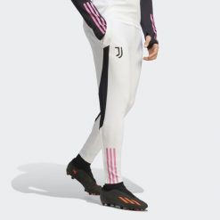 Spodnie do piłki nożnej męskie Adidas Juventus Tiro 23 Training Pants. Białe spodnie sportowe męskie Adidas, m, bez wzorów, z dresówki, do piłki nożnej. Za 258.35 zł.