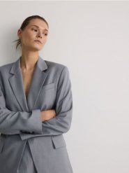 Marynarka oversize z dodatkiem wiskozy - jasnoszary. Szare żakiety damskie Reserved, l, bez wzorów, z tkaniny. W wyprzedaży za 179.99 zł.