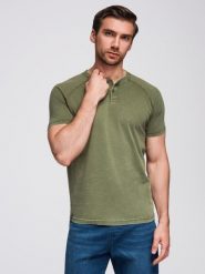 Męski t-shirt z efektem sprania i guzikami przy dekolcie oliwkowy V4 OM-TSWT-0150 M. Zielone t-shirty męskie Ombre, m, bez wzorów, bez kołnierzyka. Za 226.92 zł.