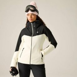 Damska kurtka narciarska Flurry III. Białe kurtki snowboardowe damskie Dare 2b, l, bez wzorów, z materiału, długie, z kapturem, narciarskie. Za 494.50 zł.