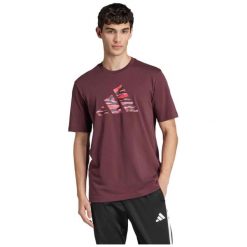 Koszulka męska adidas Codes Camo Graphic. Fioletowe koszulki sportowe męskie Adidas, m, bez wzorów, z bawełny, bez kołnierzyka, bez ramiączek. Za 98.99 zł.
