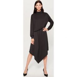Sukienka z asymetrycznym dołem - Szary. Sukienki damskie marki Mohito. Za 129.99 zł.