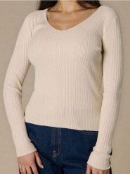 Sweter w prążki - kremowy. Białe swetry damskie Sinsay, l, bez wzorów, bez kołnierzyka, bez ramiączek, bez kaptura. Za 39.99 zł.
