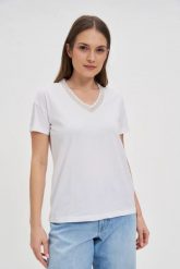 T-shirt z ozdobnym dekoltem biały. Białe bluzki damskie MOODO, l, bez wzorów, z bawełny, bez kołnierzyka. W wyprzedaży za 49.99 zł.