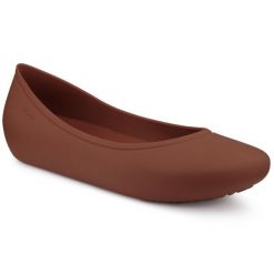 Balerina damskie na basen Crocs BROOKLYN FLAT SPICE. Brązowe klapki damskie Crocs, bez wzorów. W wyprzedaży za 189.00 zł.