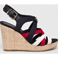 Tommy Hilfiger - Koturny. Szare klapki damskie Tommy Hilfiger, bez wzorów, z materiału, bez obcasa, na koturnie. W wyprzedaży za 359.90 zł.