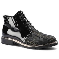 Botki damskie Artiker, sznurowany fason łączone materiały o kontrastowych fakturach lakierowane elementy tekstylny panel we wzór kratki, czarne, 47C1. Czarne botki damskie Artiker, na zimę, z lakierowanej skóry, eleganckie, bez obcasa, bez zapięcia. Za 329.00 zł.